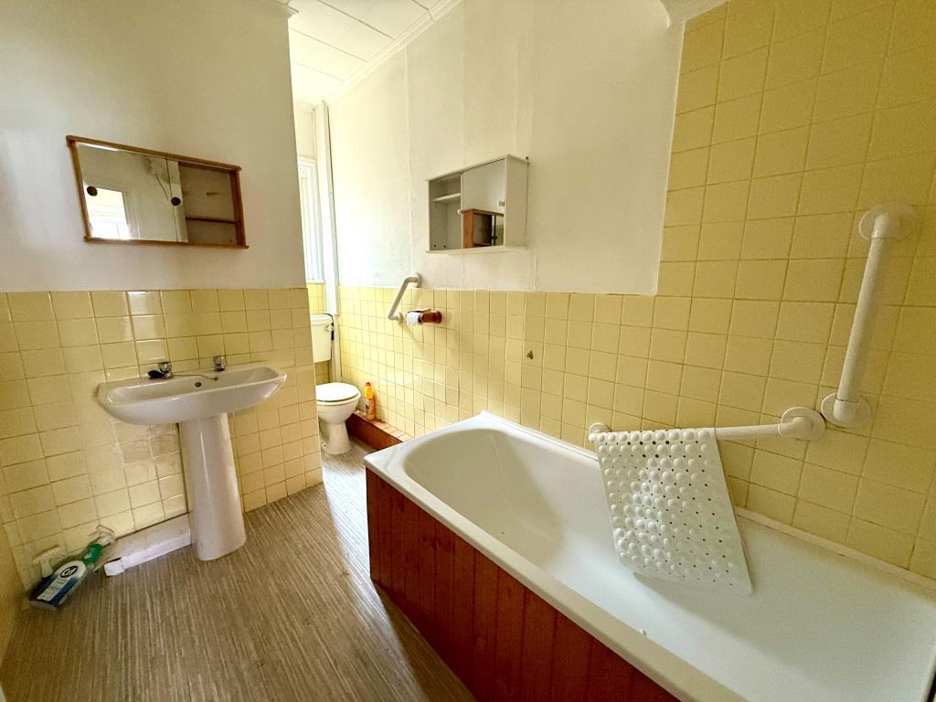 Lot: 186 - THREE-BEDROOM HOUSE FOR REFURBISHMENT - Bathroom with W.C.